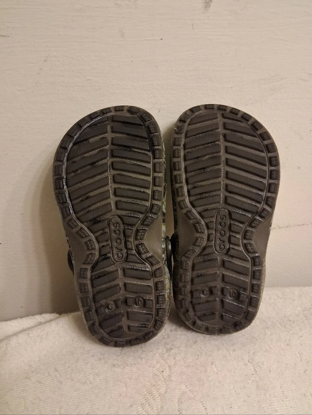 Crocs Kids Classic Clog - Mossy Oak Camouflage with Orange Lining Size C 10